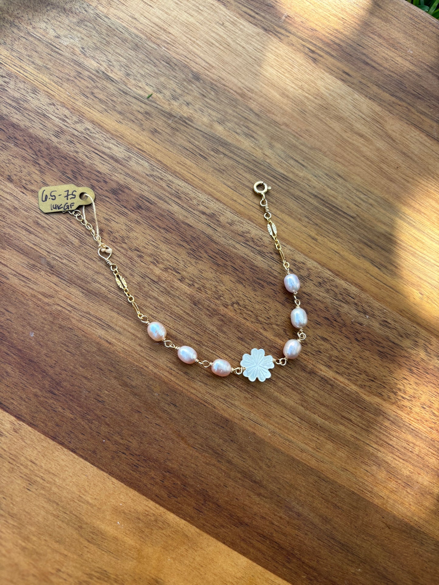 Mother of pearl flower bracelet