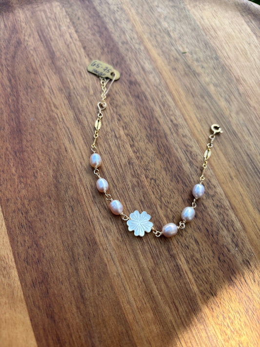 Mother of pearl flower bracelet